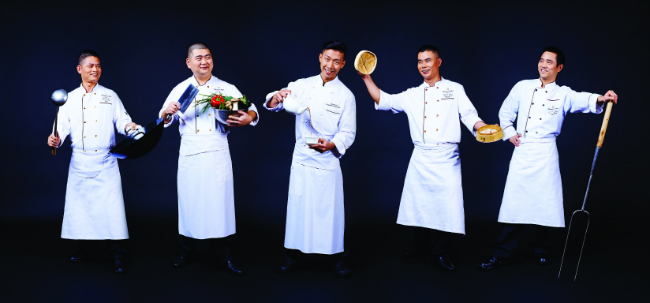Chef Samuel Lee Sum and his Souschefs - Shang Palace - Shangri-La Hotel, Paris -®Aimery Chemin