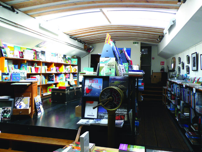 L’Eau et les rêves, the bookshop on a barge