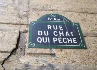 A street sign on the rue du Chat-qui-Pêche