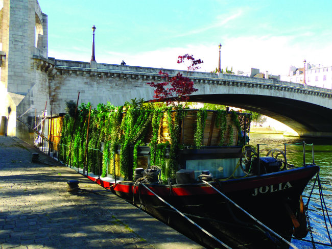 Paris houseboat