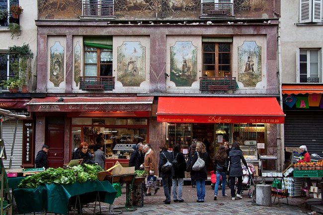 Rue Mouffetard - Façade original des magasins dans Paris. © Creative Commons & besopha