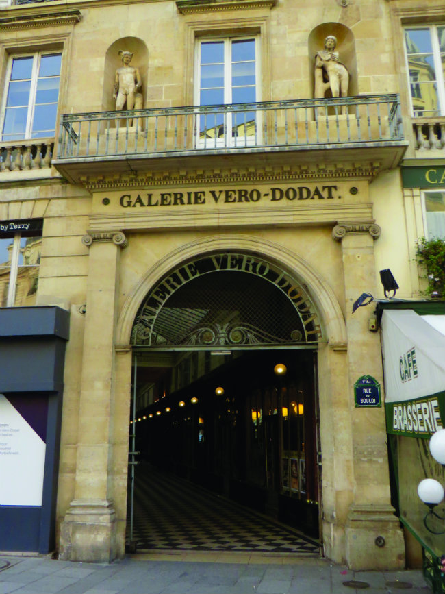 The entrance to Galerie Véro-Dodat 