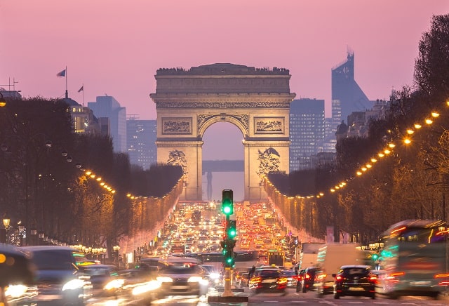 Paris Arc de Triomphe le long des Champs-Elysées France coucher du soleil