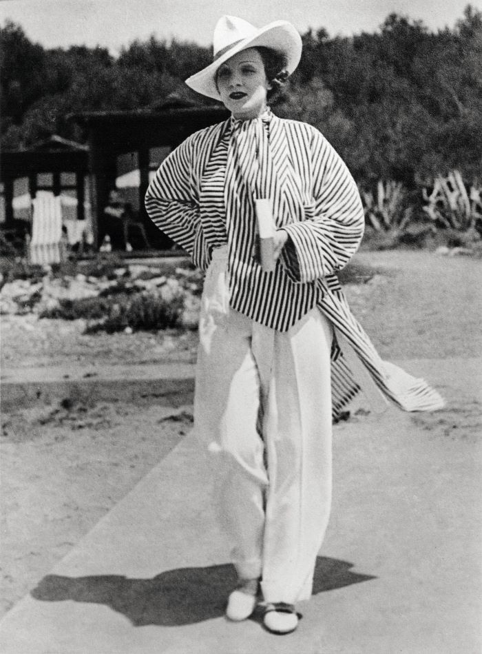 : Marlene Dietrich in front of the beach huts in 1933