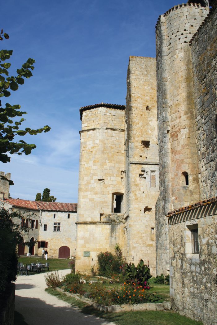 Larressingle, nicknamed the ‘little Carcassonne of the Gers’