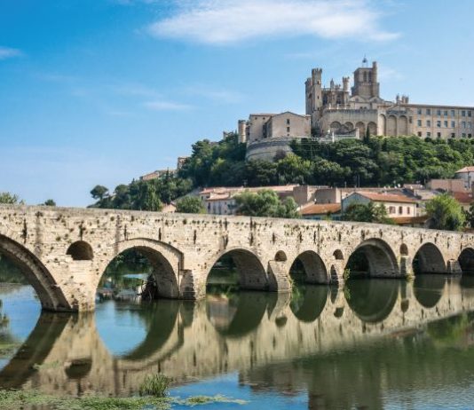 The view across the Old Bridge over the Orb river to the Cathedral of Saint-Nazaire in Béziers