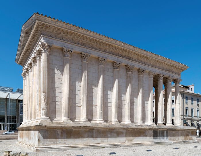 Hemingway stayed at the Imperator in Nîmes, near to the Maison Carrée;