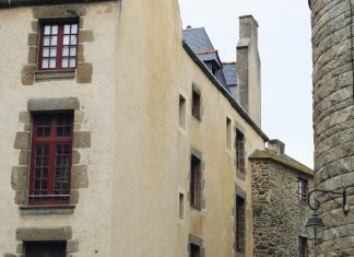 Hôtel de la Bertaudière, maison natale de Robert Surcouf - façade sur la rue du Chat qui Danse