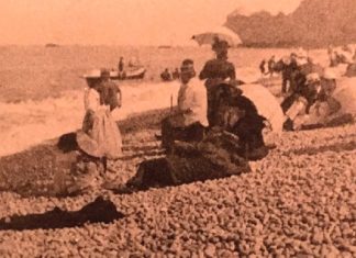 Felix Vallotton's 1899 photograph of the beach at Etretat