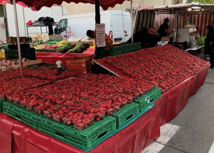 Strawberries at the St-Rémy market