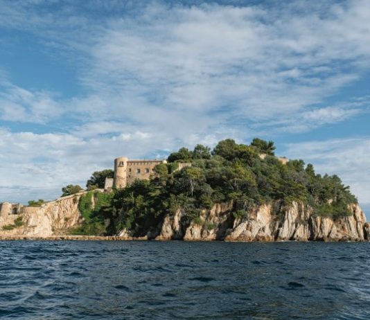 The fort of Bregancon perches high above the sea on a rocky promontory connected to the mainland by a causeway
