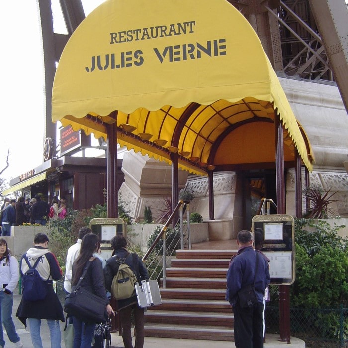 Restaurant Jules Verne entrance